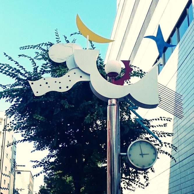 江坂ウエストサイドストリートにあるモニュメント時計